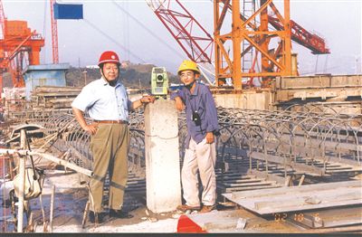 2002年10月,李德仁(左一)在三峡大坝建设工地。