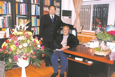 2001年2月,李德仁(左一)给导师王之卓拜年。
