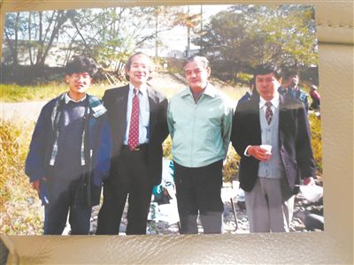 薛其坤(左一)在日本求学期间与导师樱井教授合影。受访者供图