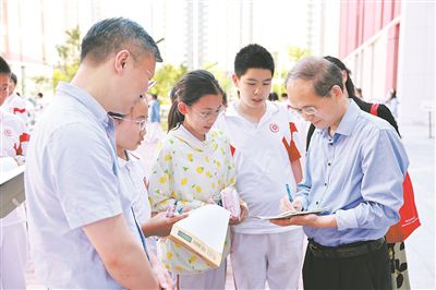 周向宇(右一)在科普活动中与听众互动。谢少芬供图