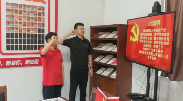 图片1 选调生刘旭晖(右)与访谈对象邱洪培共同重温入党誓词