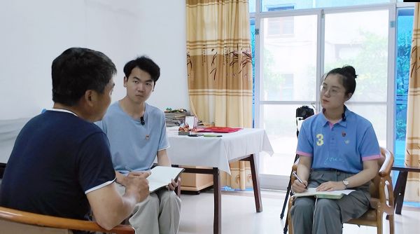 图片2 选调生冯茗铭(中)和陈启凡(右)采访上海市劳动模范、原国营上海第三十五棉纺厂工人程敏同志