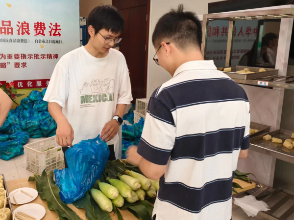 图片6 选调生王佳伟(左)为协西村售卖白糯玉米