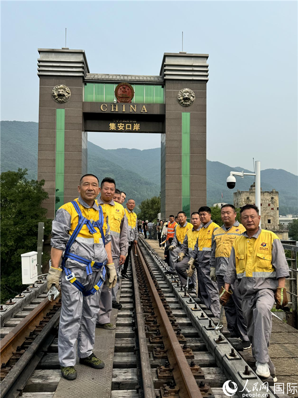 7月11日,12名国铁沈阳局通化工务段通化桥隧车间第一维修小组桥隧工人。人民网 谢莹摄
