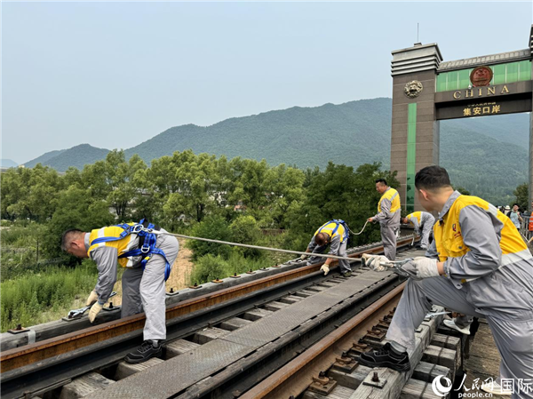 7月11日,在集安鸭绿江国境铁路大桥作业的通化工务段通化桥隧车间第一维修小组工人。人民网 谢莹摄
