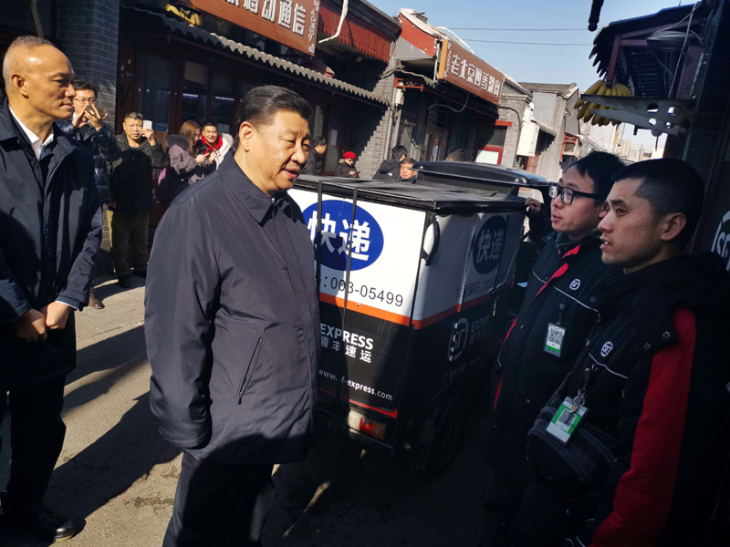 2019年2月1日,习近平总书记在北京前门石头胡同的快递服务点,看望仍在工作的“快递小哥”。