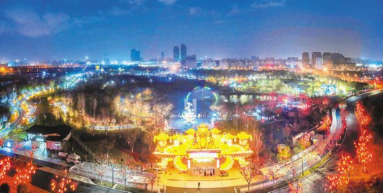 2025骆岗公园新春灯会以“灯火耀皖韵,春贺幸福年”为主题,呈现“六个一”创意盛景。 王世保 摄
