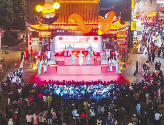 徽京剧院在罍街精彩亮相,市民和游客在欢乐祥和的节日氛围中尽情享受艺术之美。 李中蒙 摄