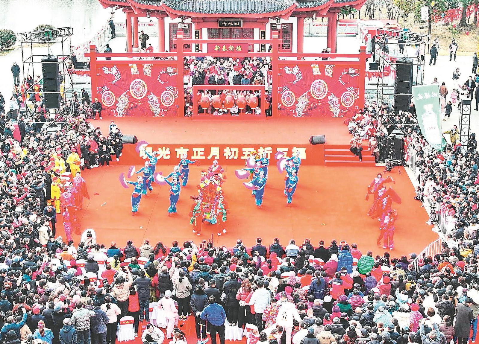 2月2日下午,农历正月初五,滁州明光市九道湾祈福阁广场举办了“明光花灯调演大赛·非遗展览展示”活动。通讯员 王绪波 摄