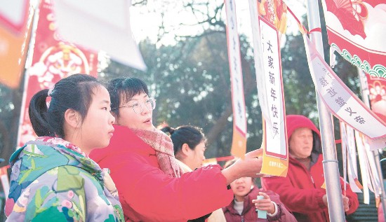 日前,淮北市在相山公园刘开渠纪念馆广场举办“文化惠民促消费,欢欢喜喜过大年”乙巳迎春灯谜有奖竞猜活动。通讯员 张伟 摄