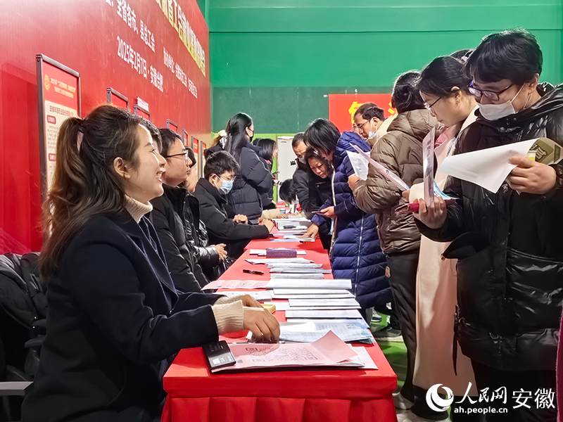 火热的招聘现场。人民网记者 汪瑞华摄