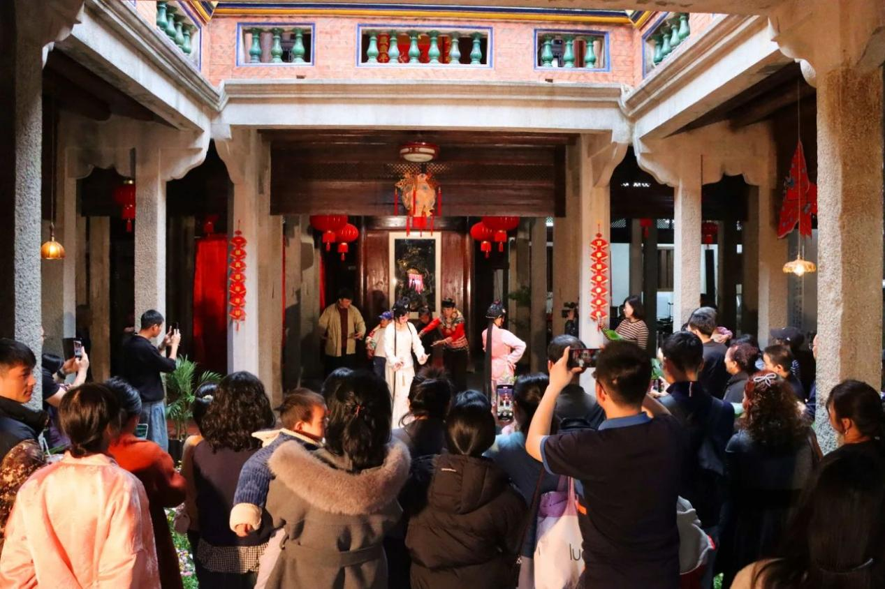 农历大年初三,梨园戏《陈三五娘》沉浸式互动演绎在余庆楼首演。洛江区融体中心供图