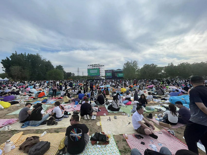 “五一”假期,北京无限音乐节在城市绿心森林公园举办,吸引了众多乐迷。人民网记者 郝帅摄