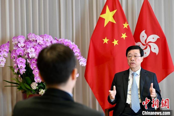 香港特区行政长官李家超接受中国新闻网“港澳会客厅”专访。 李志华 摄 香港特区行政长官李家超接受中国新闻网“港澳会客厅”专访。 李志华 摄